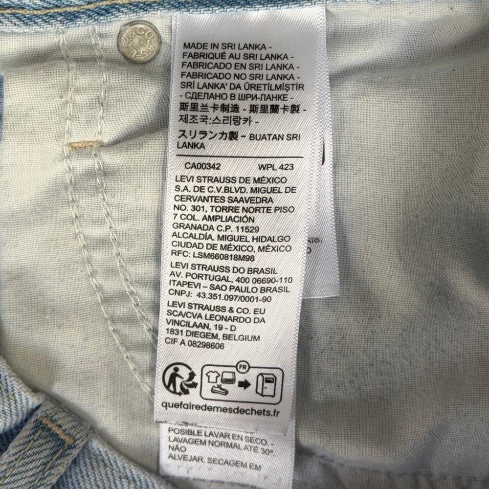 Levi Strauss High Waisted Mom Shorts Light Wash Distressed Denim Size 30 - Picture 3 of 11